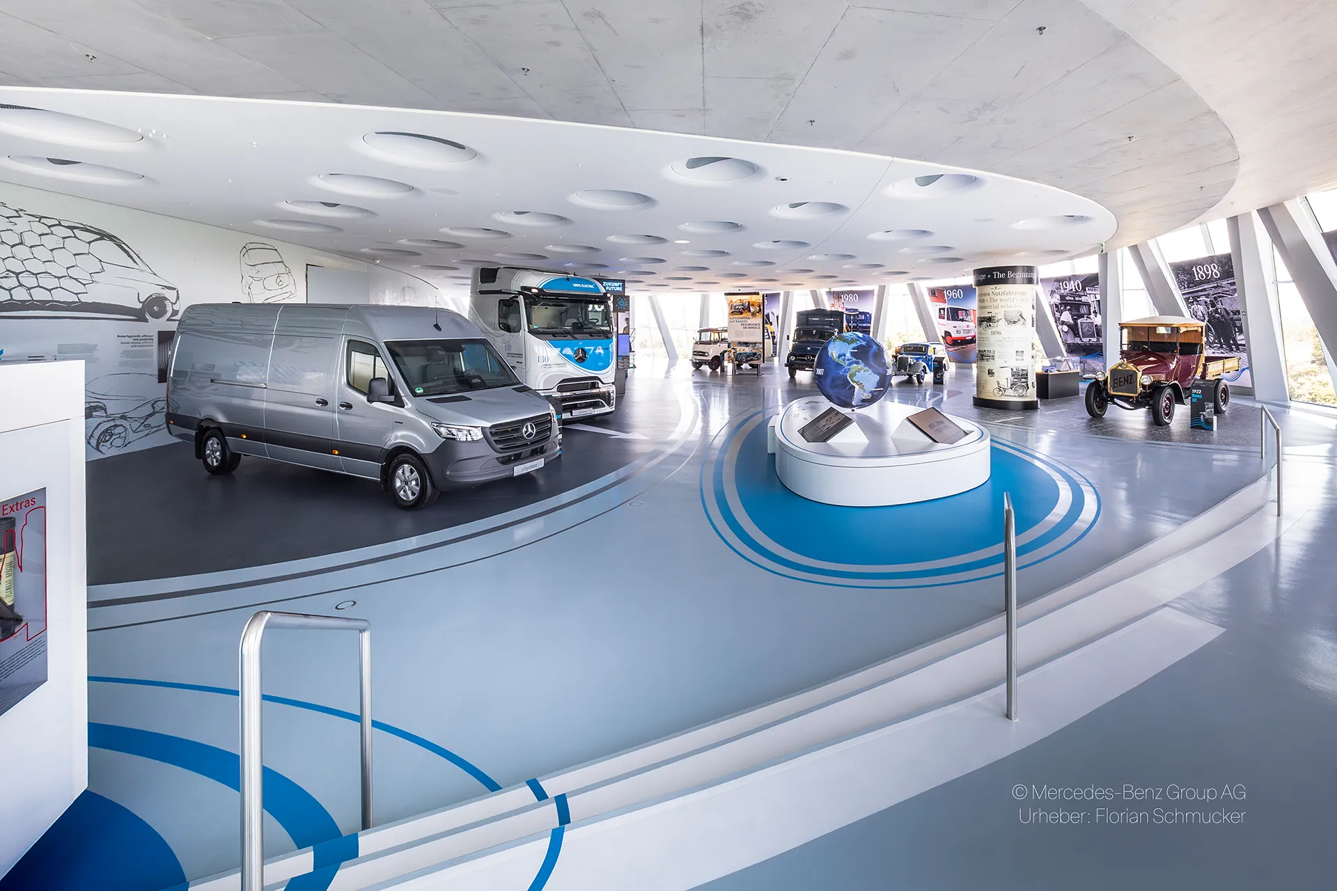 Großflächiger Ausstellungsbau und Markenraum im Mercedes-Benz Museum realisiert von Raumtechnik Messebau.