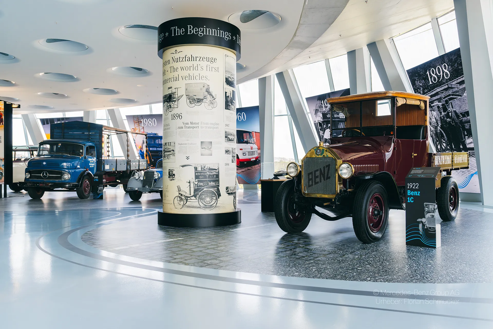 Inszenierung einer historischen Oldtimer-Ausstellung mit Infotafeln und Exponat-Präsentation von Raumtechnik Messebau.