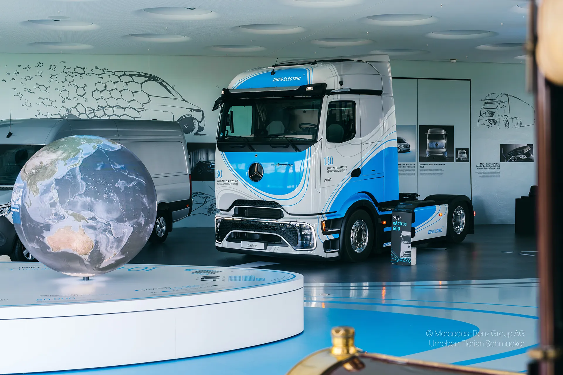 Exponatpräsentation eines Mercedes-Benz eActros Lkw auf einem modernen Ausstellungsstand von Raumtechnik.