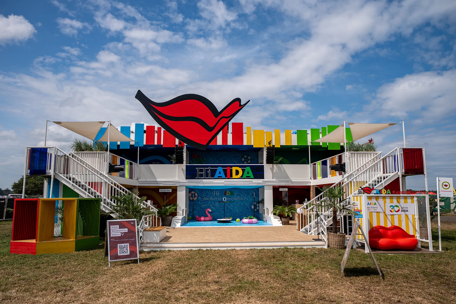 Zweigeschossiger AIDA Eventbau auf dem Deichbrand Festival von Raumtechnik.