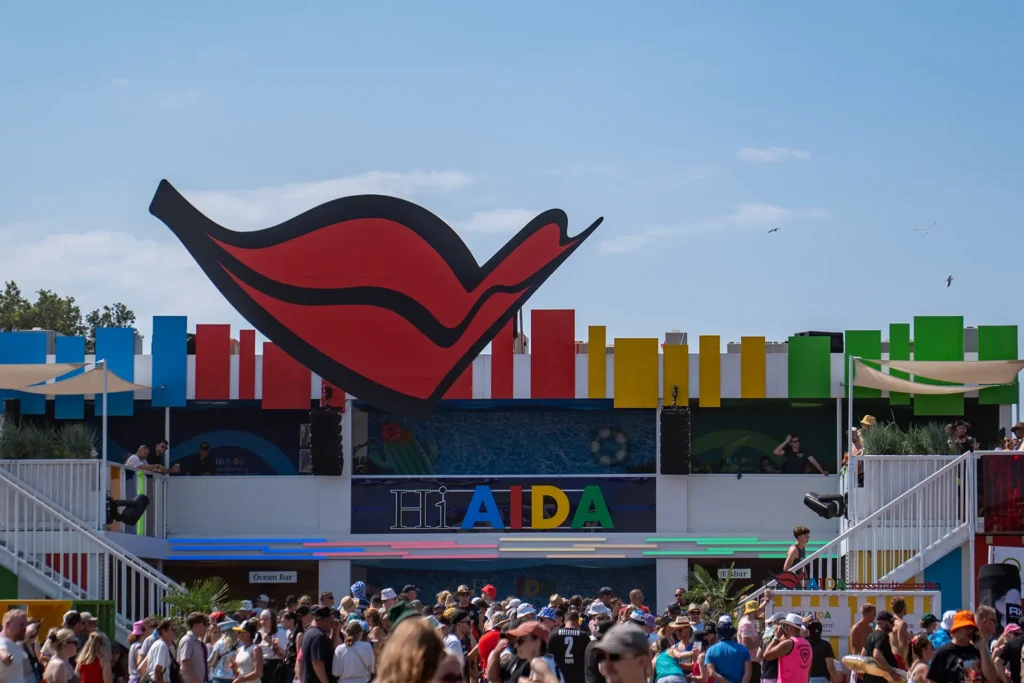 Belebter AIDA Eventbau mit Publikum auf dem Deichbrand Festival.