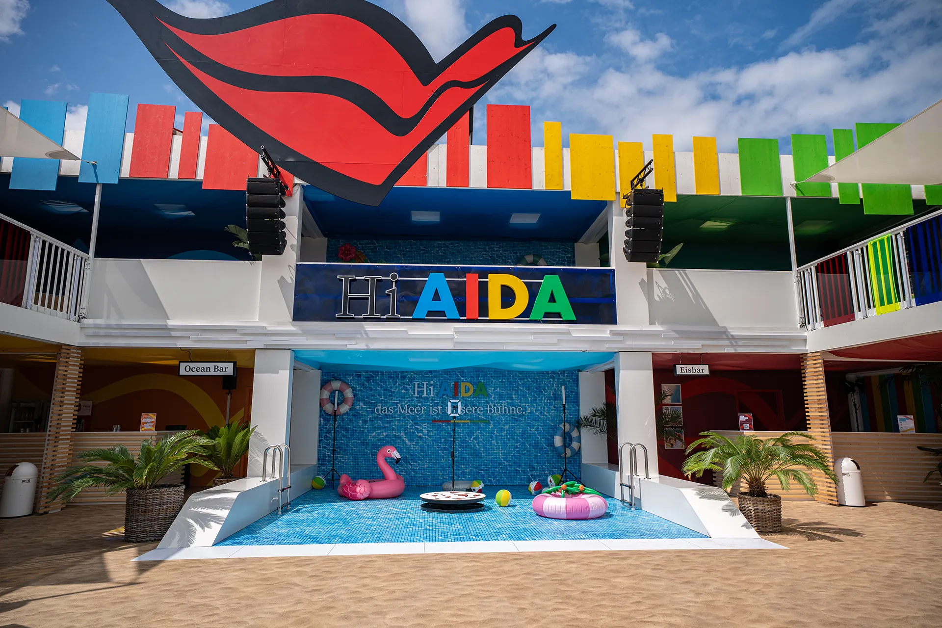 Hospitality-Zone und Interaktionsbereich des AIDA Eventbaus auf dem Deichbrand Festival.