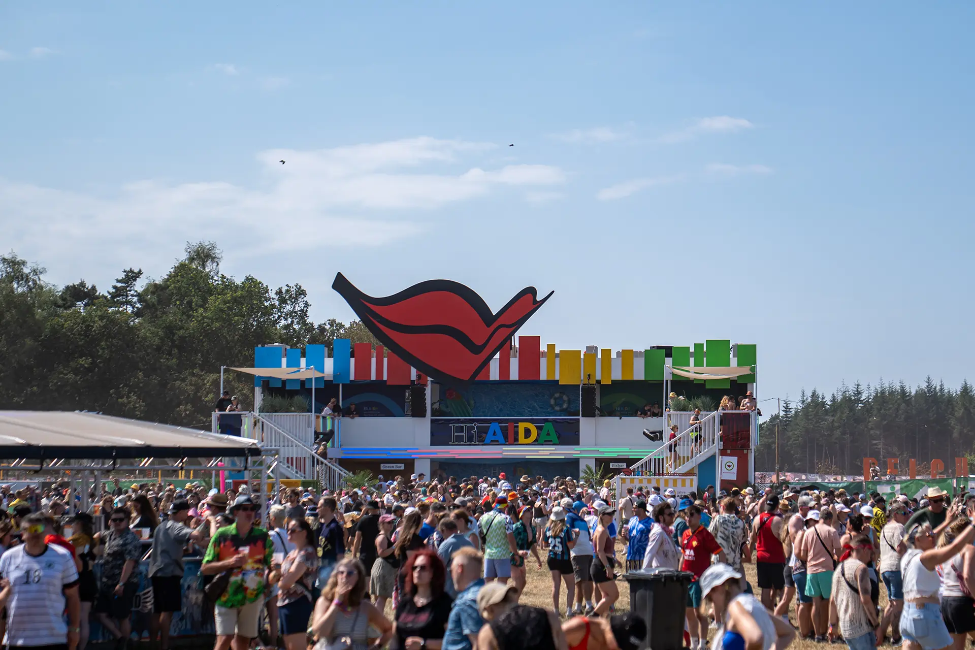 Panoramaansicht des AIDA Baukörpers inmitten des Festivalpublikums.