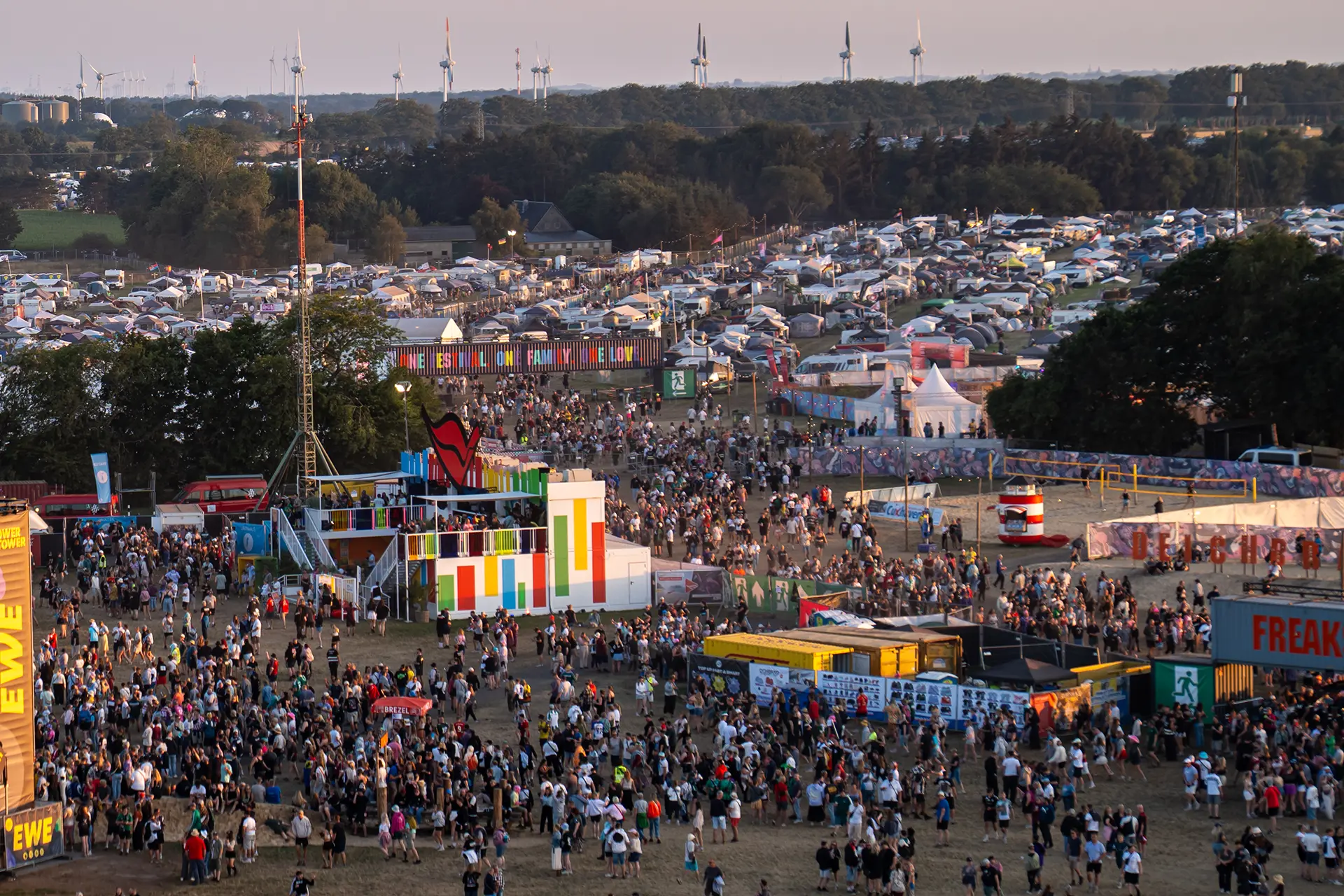 Zweigeschossiger AIDA Eventbau auf dem Deichbrand Festival von Raumtechnik aus der Vogelperspektive.