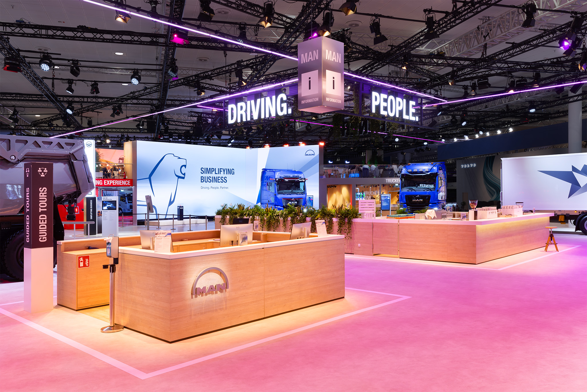 Doppelstock-Messestand mit Holztheken und beleuchteten Elementen auf der IAA Hannover.