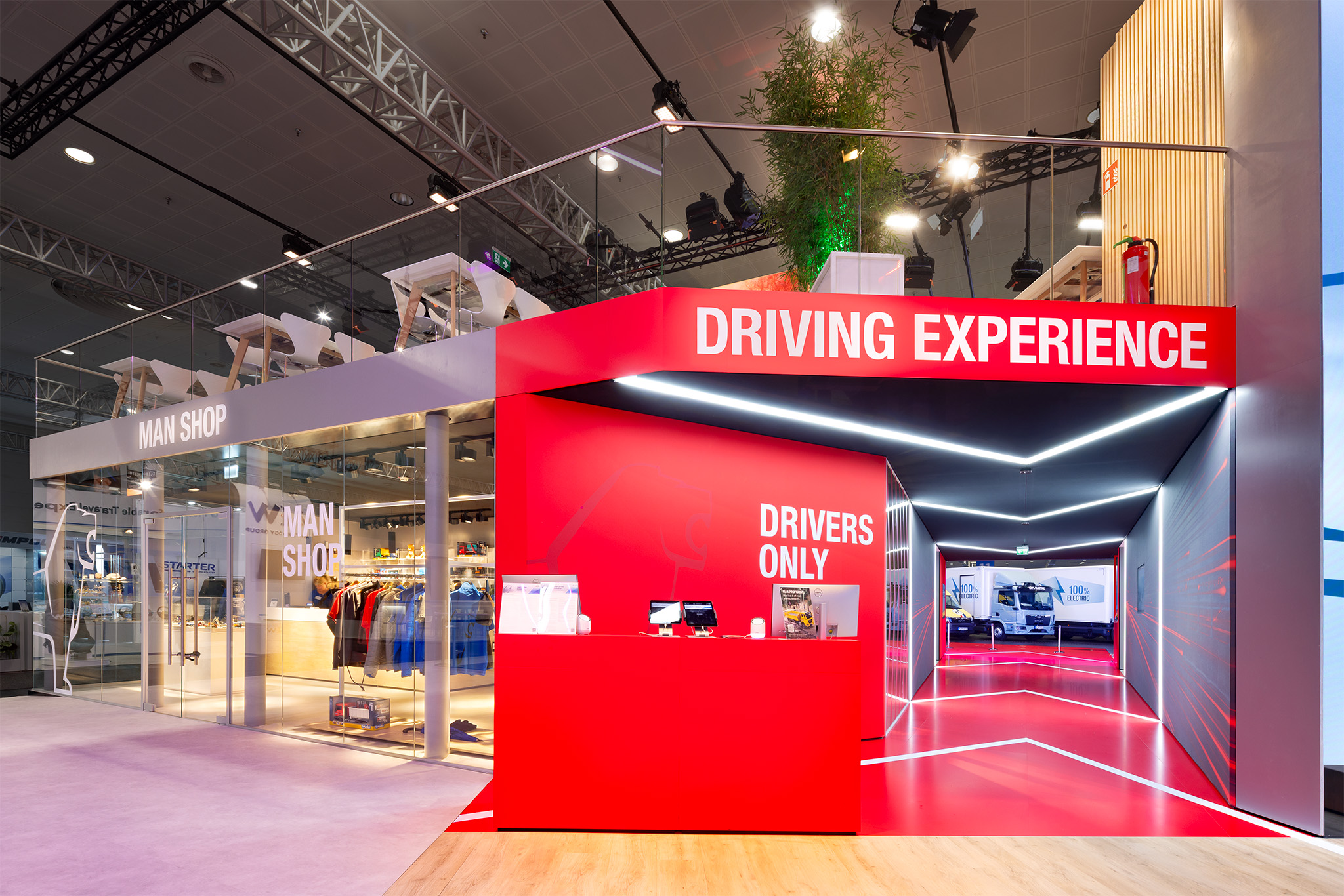 Roter VIP-Eingang Driving Experience und Drivers Only mit integriertem MAN Shop.