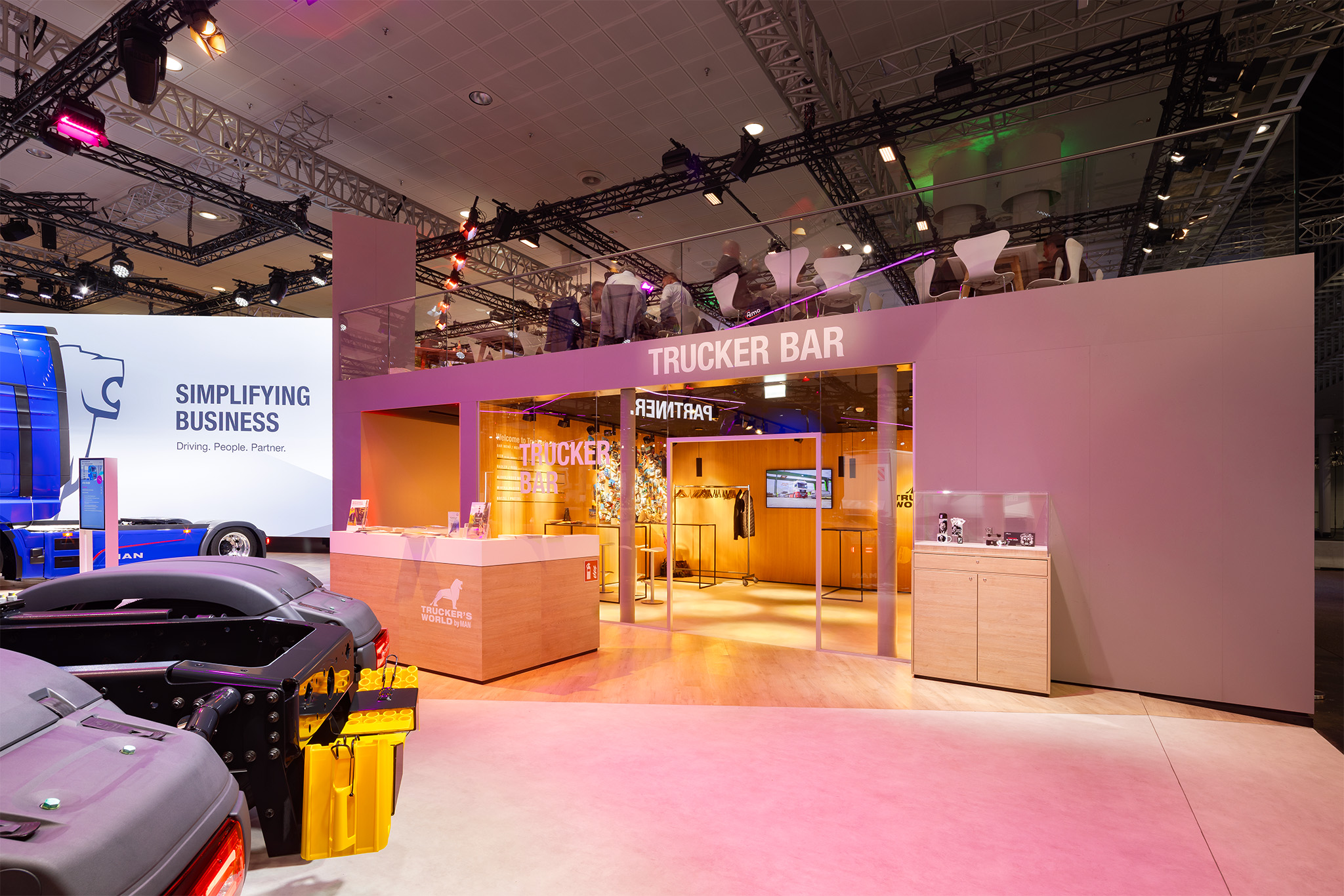 Aussenansicht der Trucker Bar Lounge mit Sitzbereich im Obergeschoss auf der Messe.