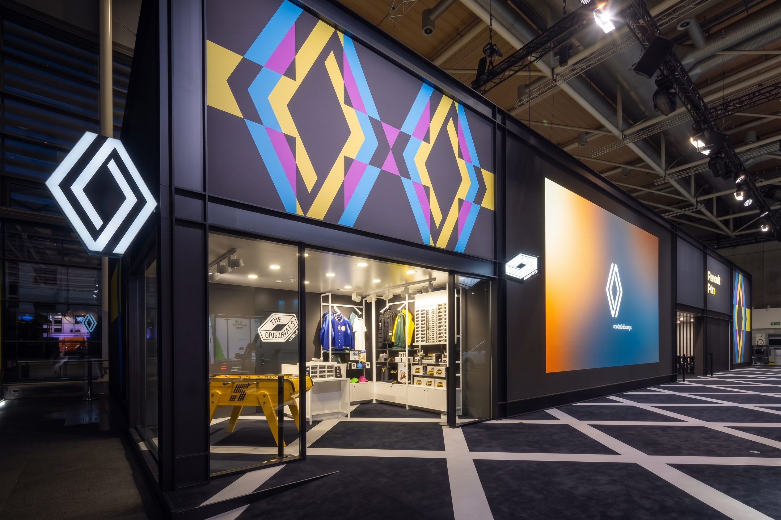 Renault Pro+ Markenstore und Hospitality-Stand von Raumtechnik auf der IAA Transportation Hannover