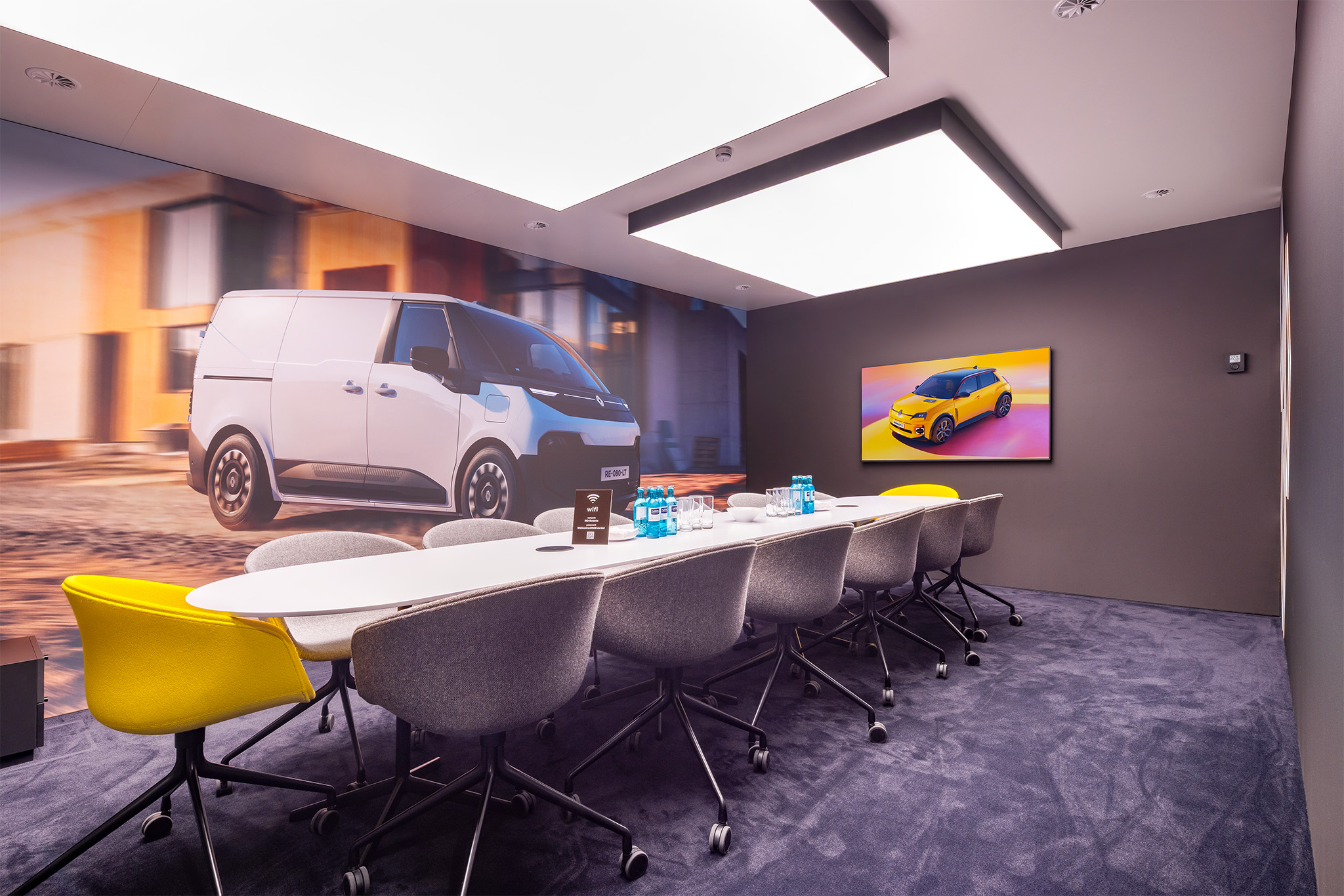 Exklusiver VIP-Konferenzraum mit LED-Decke und Fahrzeug-Wandgrafik auf dem Renault Messestand