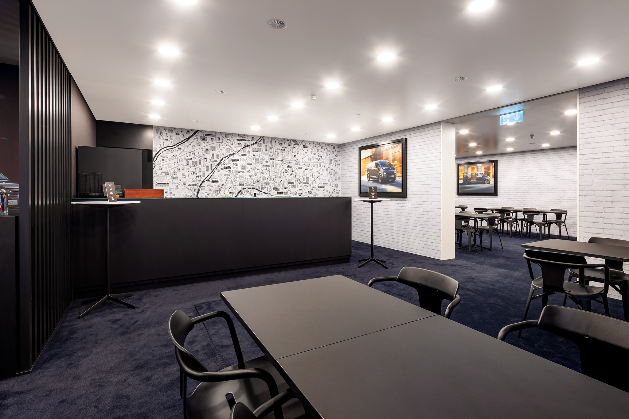 Premium Catering- und Loungebereich mit Backsteinoptik und LED-Beleuchtung von Raumtechnik