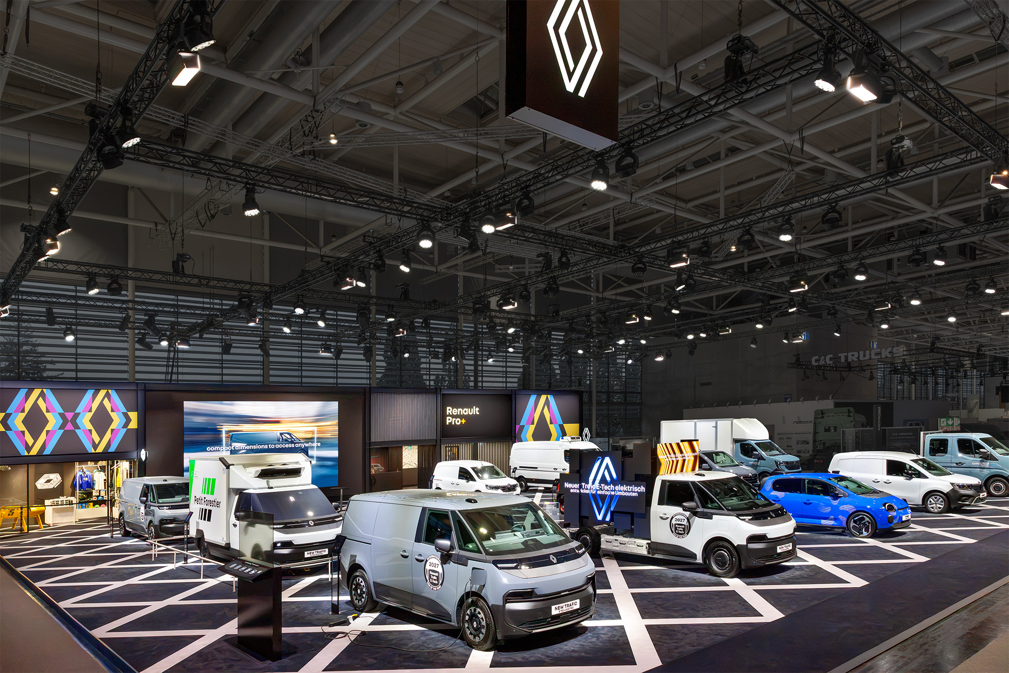 Renault Pro+ Nutzfahrzeuge-Messestand in der Messehalle Hannover aus der Vogelperspektive