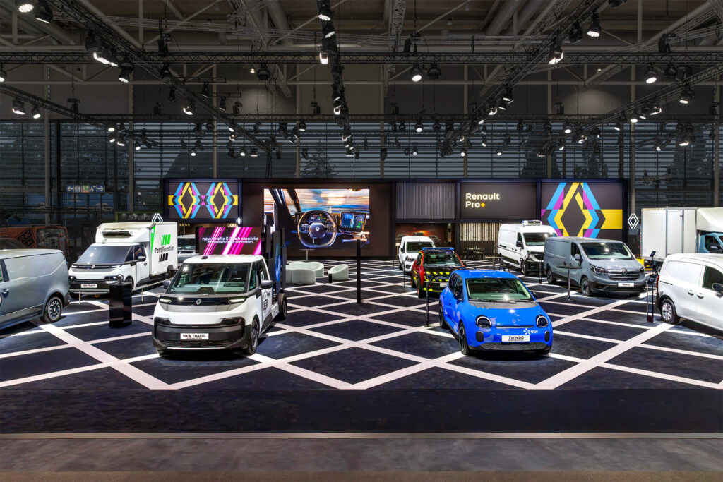 Hallenansicht des Renault Pro+ Messestands mit Elektro-Nutzfahrzeugen und LED-Medienwand