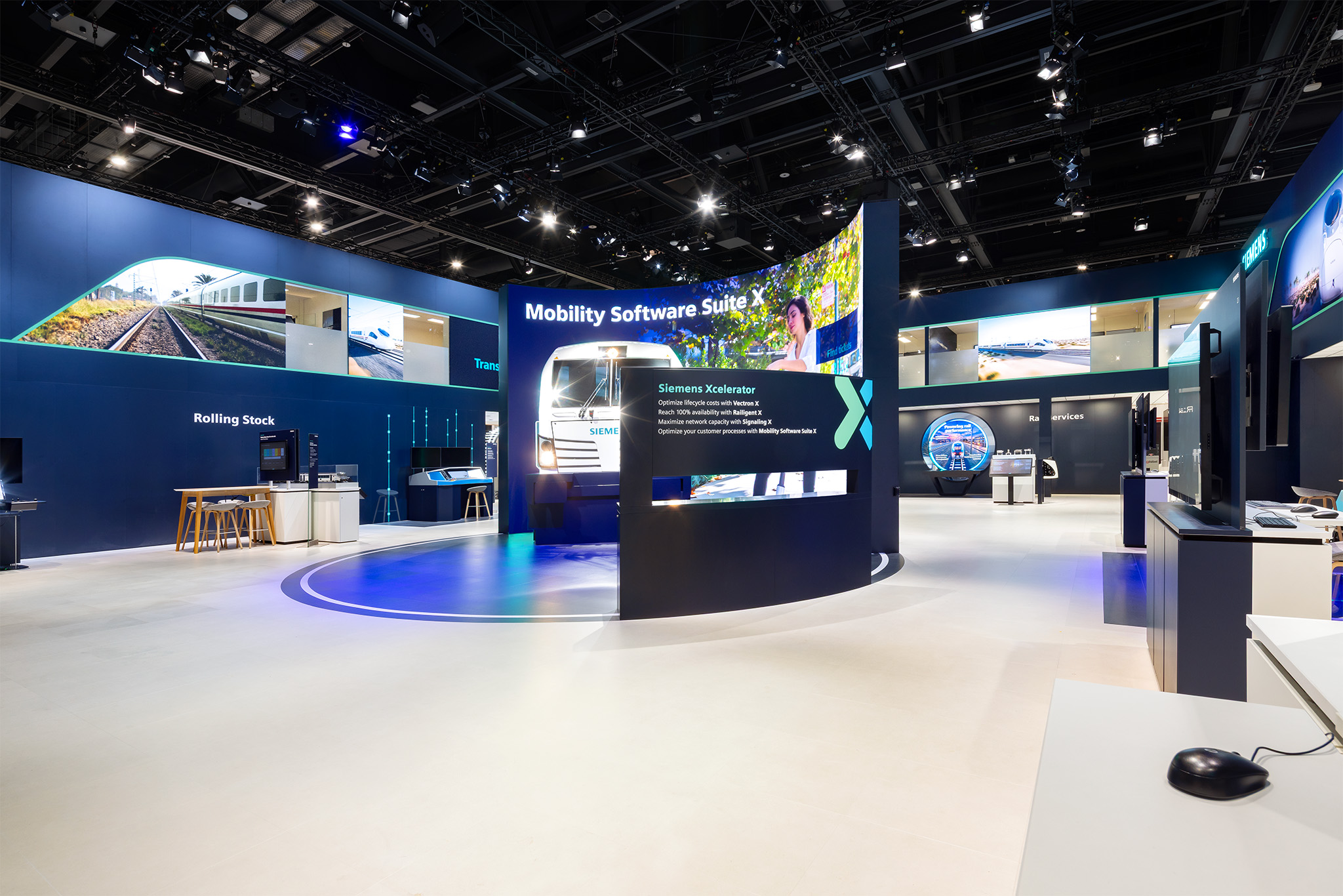 Moderner Siemens Messestand mit interaktiven Displays auf der InnoTrans 2026 in Berlin, realisiert von Raumtechnik.