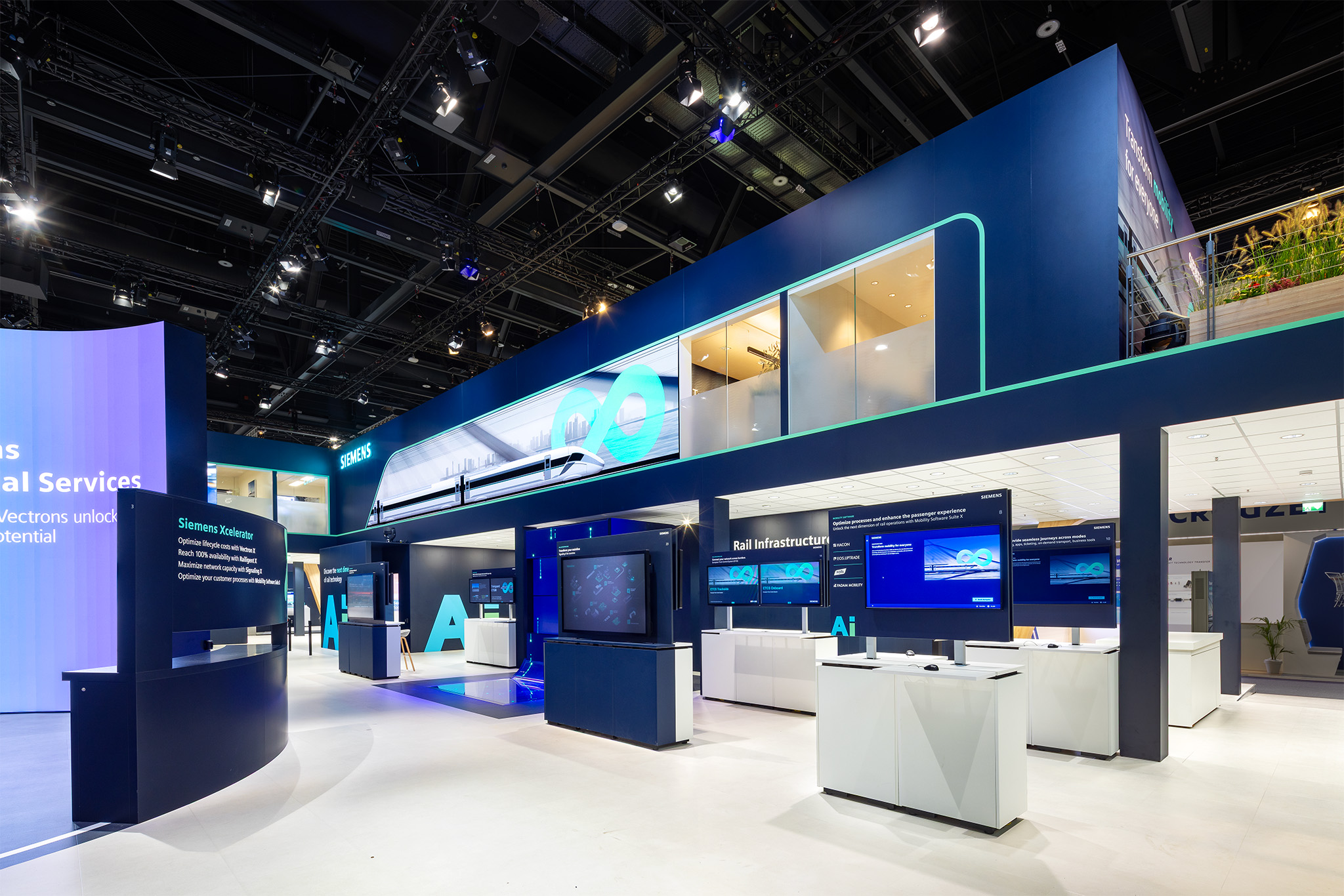 Zweistöckiger Siemens Messestand mit Rail Infrastructure Terminal auf der InnoTrans Berlin von Raumtechnik.