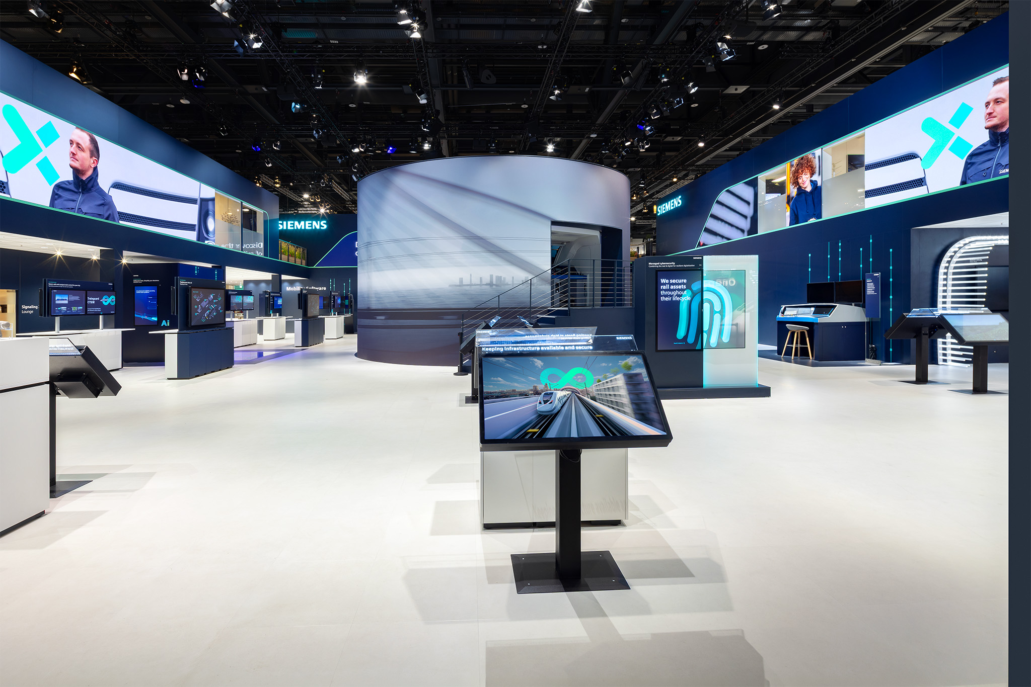 Touchscreen-Terminals und zentraler Zylinder-Bau auf dem Siemens Messestand von Raumtechnik.