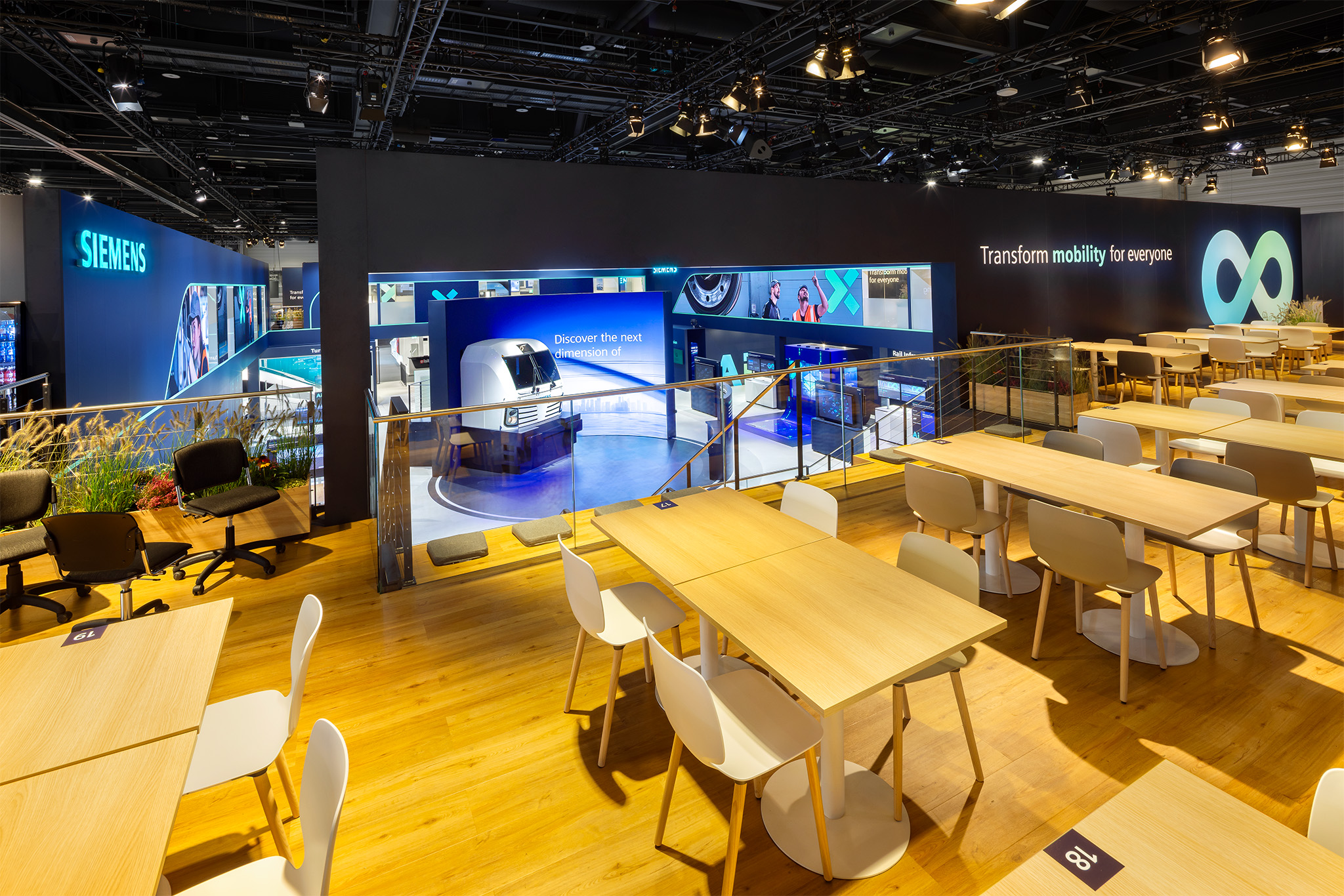 Exklusiver Lounge- und Restaurantbereich im Obergeschoss des Siemens Messestands auf der InnoTrans.