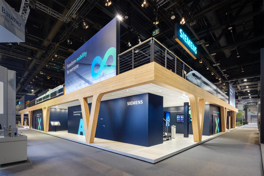 Perspektivische Eckansicht des zweistöckigen Siemens Messestands auf der InnoTrans Berlin von Raumtechnik.