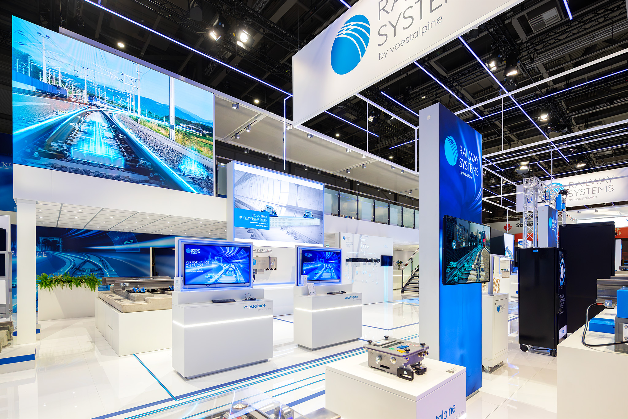 LED-Videowand und interaktive Exponat-Terminals am InnoTrans 2026 Messestand von voestalpine Railway Systems.