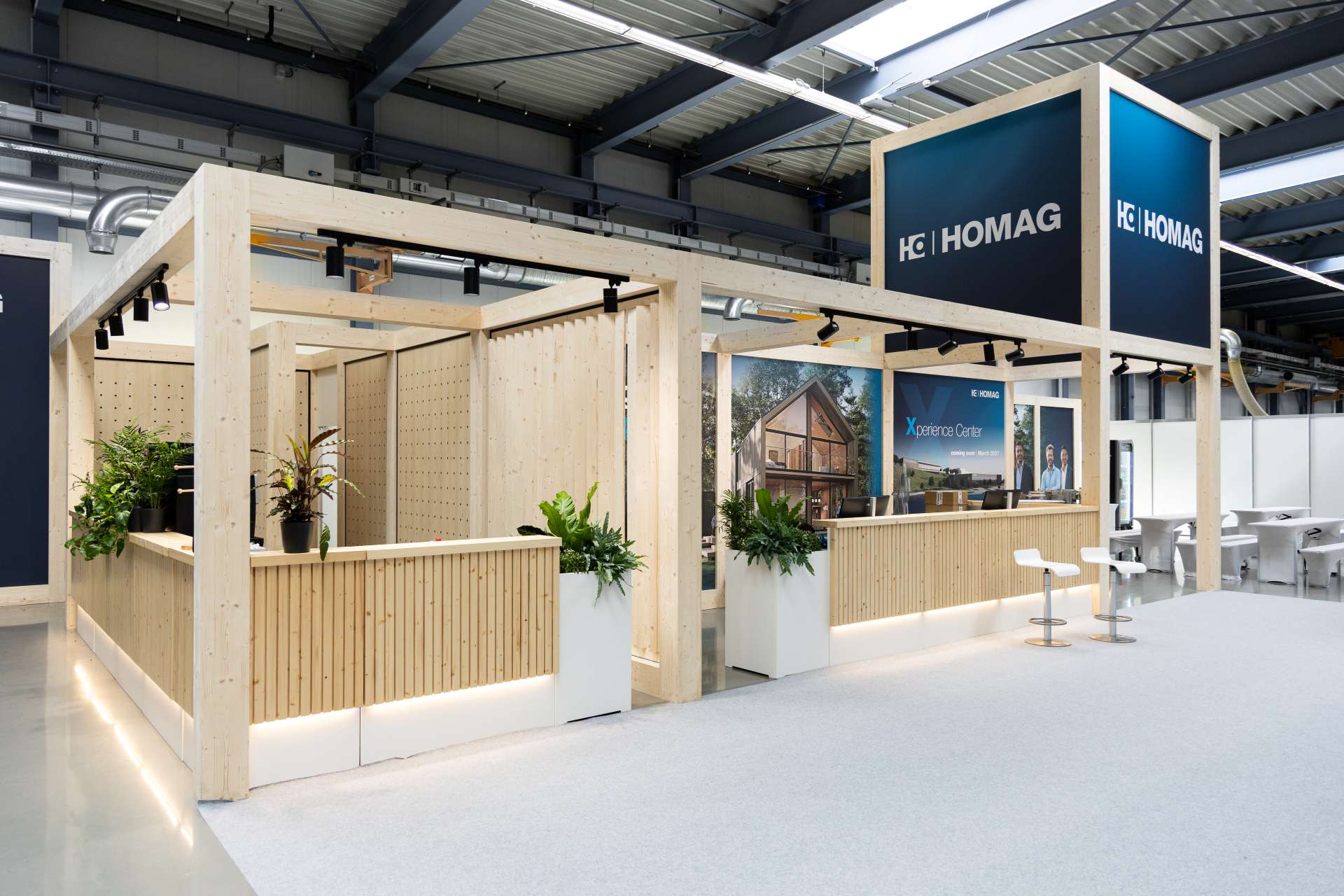 Holz-Empfangscounter mit Begrünung auf dem HOMAG Treff 2026 Messestand von Raumtechnik.