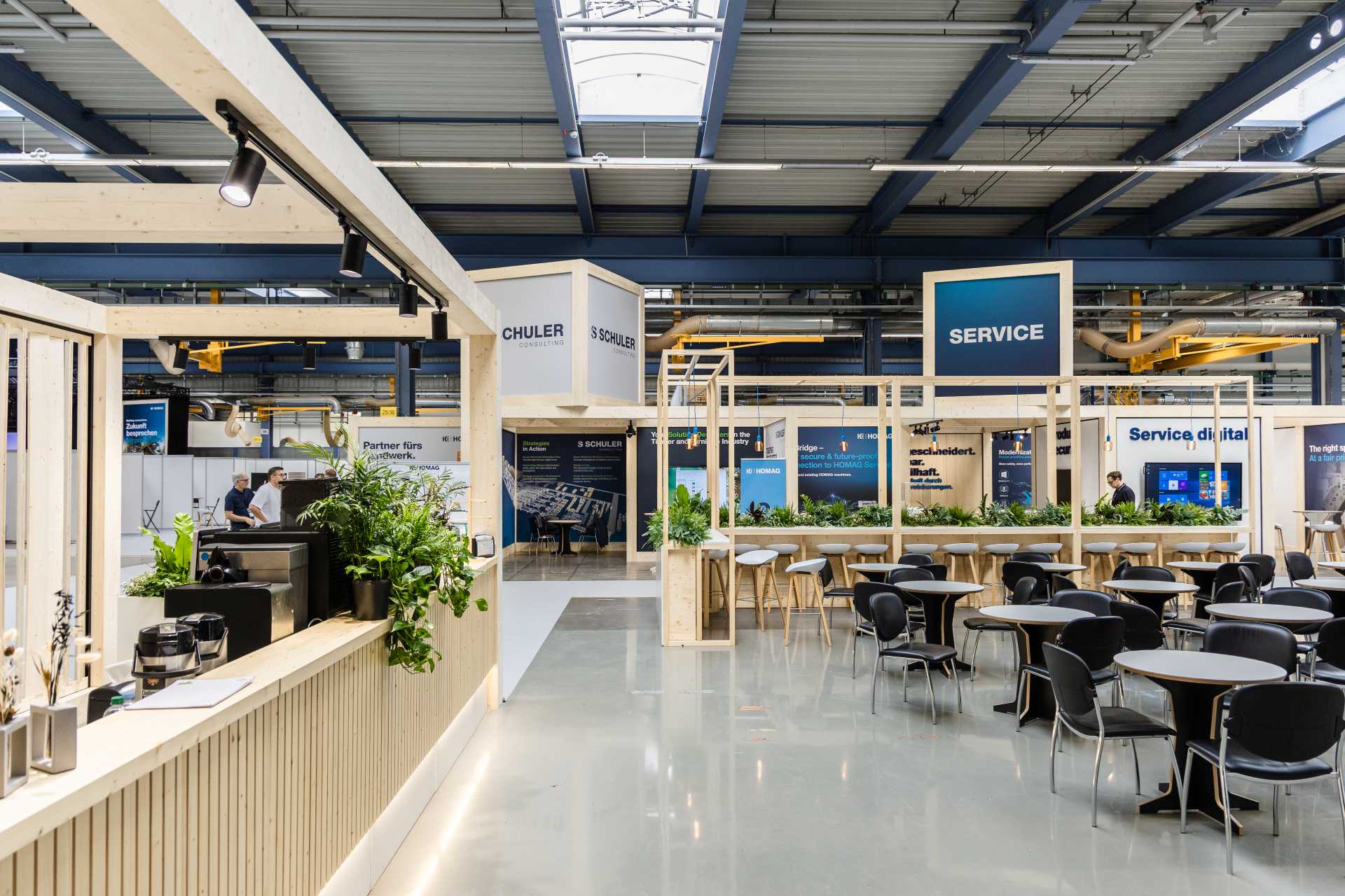 Blick über den Service-Loungebereich mit Kaffeebar und Sitzgelegenheiten von Raumtechnik.