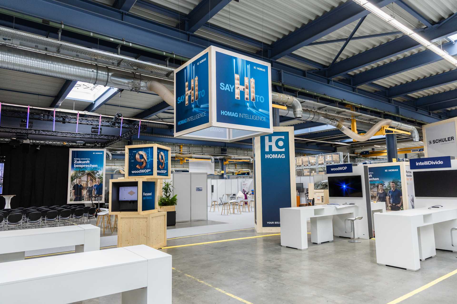 Abgehängte Brand-Kuben mit HOMAG Intelligence und woodWOP Infoterminals von Raumtechnik.