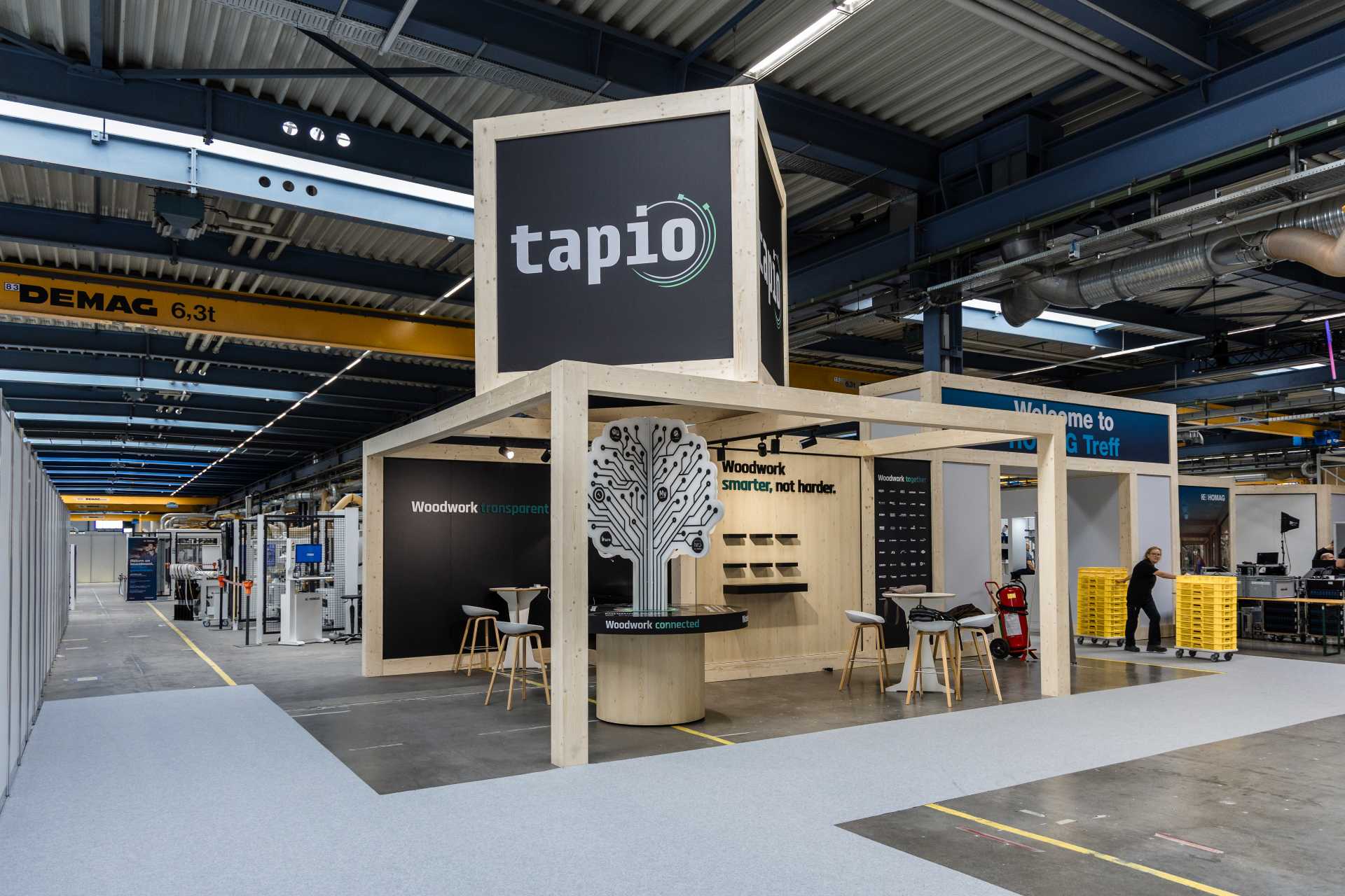 Standmodul für tapio mit Baum-Skulptur Woodwork smarter, not harder von Raumtechnik.
