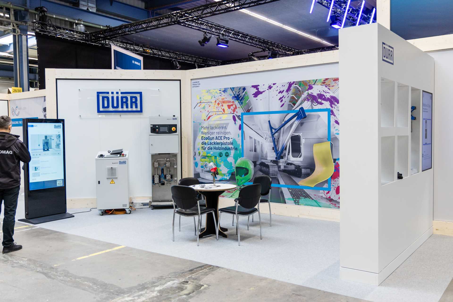 DÜRR Messestand mit EcoGun Lackierpistole Präsentation auf dem HOMAG Treff 2026 von Raumtechnik.